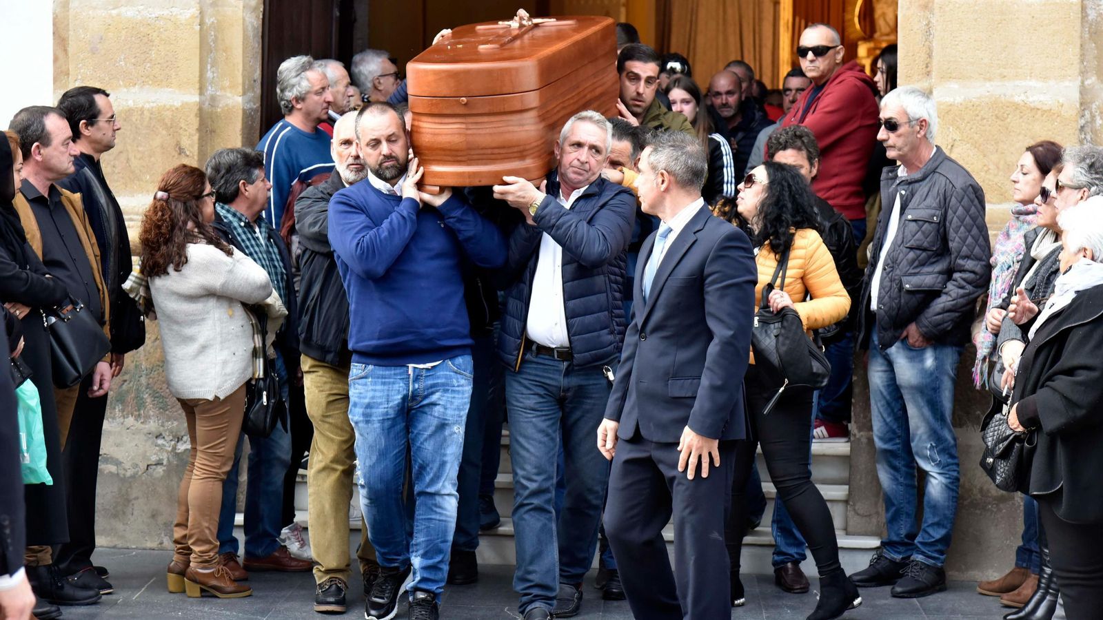 El principal condenado, Pedro Maza -con jersey azul y pantalones vaqueros- porta el ataúd de su tío Antonio Javier Maza, en el funeral celebrado el 29 de enero de 2020 en la iglesia de La Palma, en Algeciras.