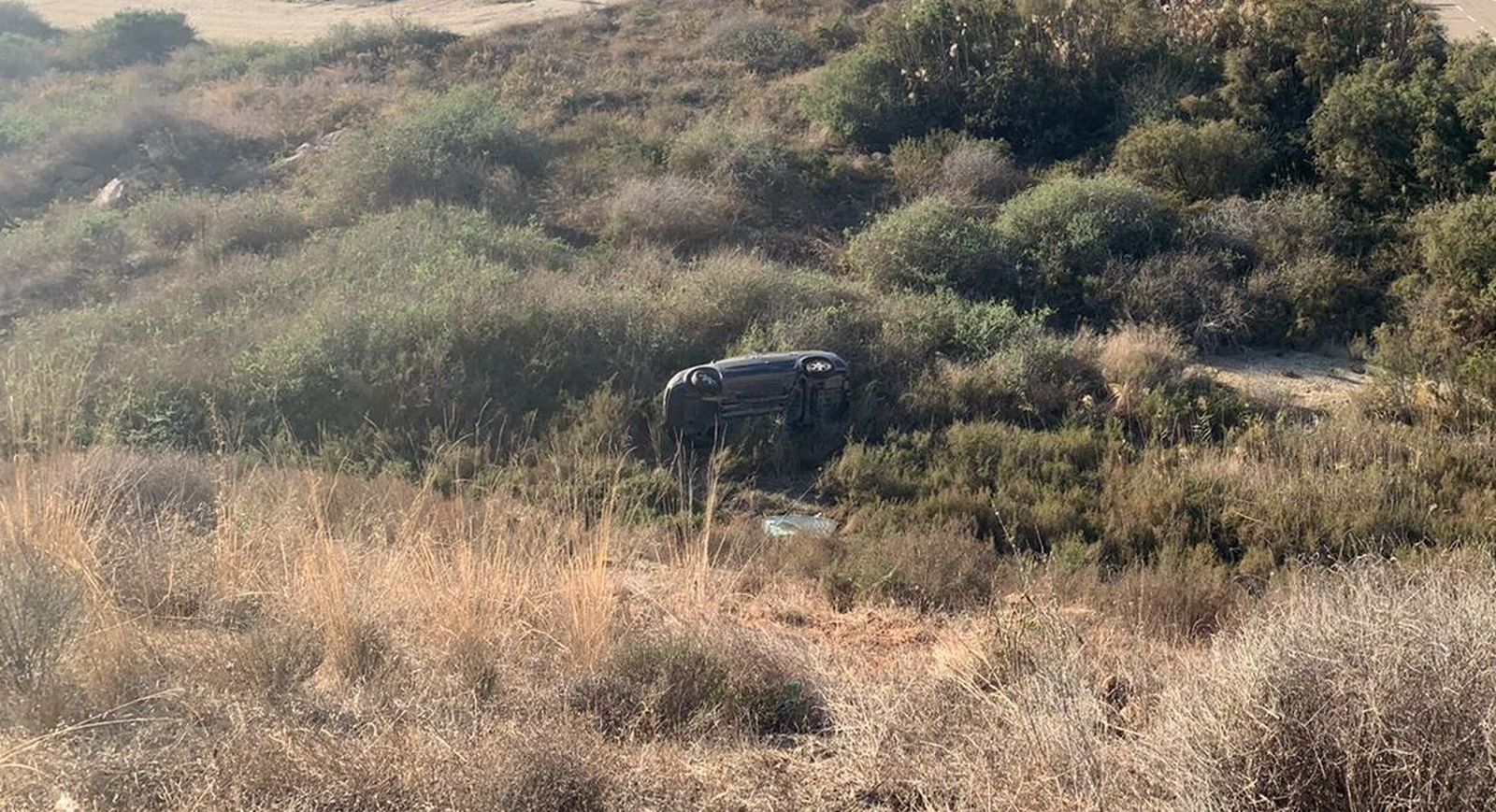 Un joven de 17 años cae con un coche por un barranco de 25 metros en Garrucha.