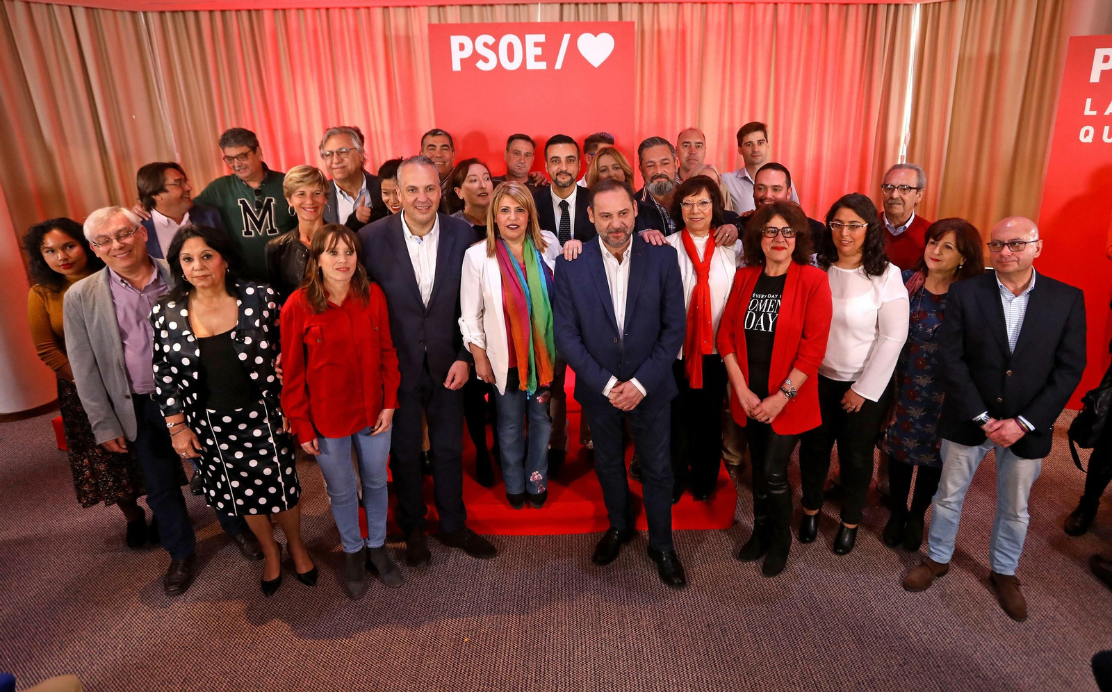 Foto de familia de la candidatura del PSOE de Jerez, que encabeza Mamen Sánchez, ayer durante su presentación junto al ministro José Luis Ábalos y el vicesecretario del PSOE provincial Juan Carlos Ruiz.