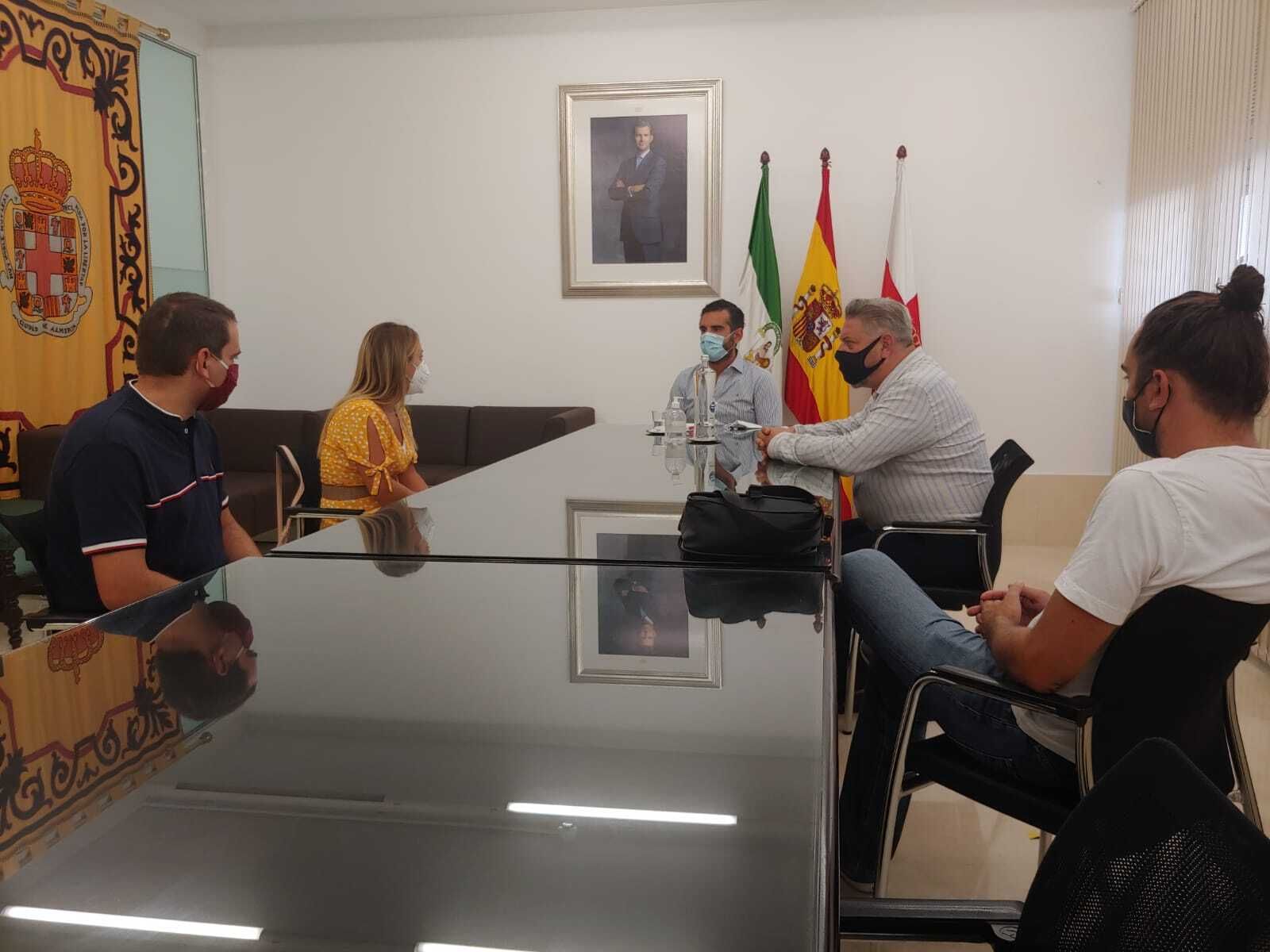 El alcalde de Almería se compromete a mediar con la Junta para solucionar la falta de plazas escolares en Retamar