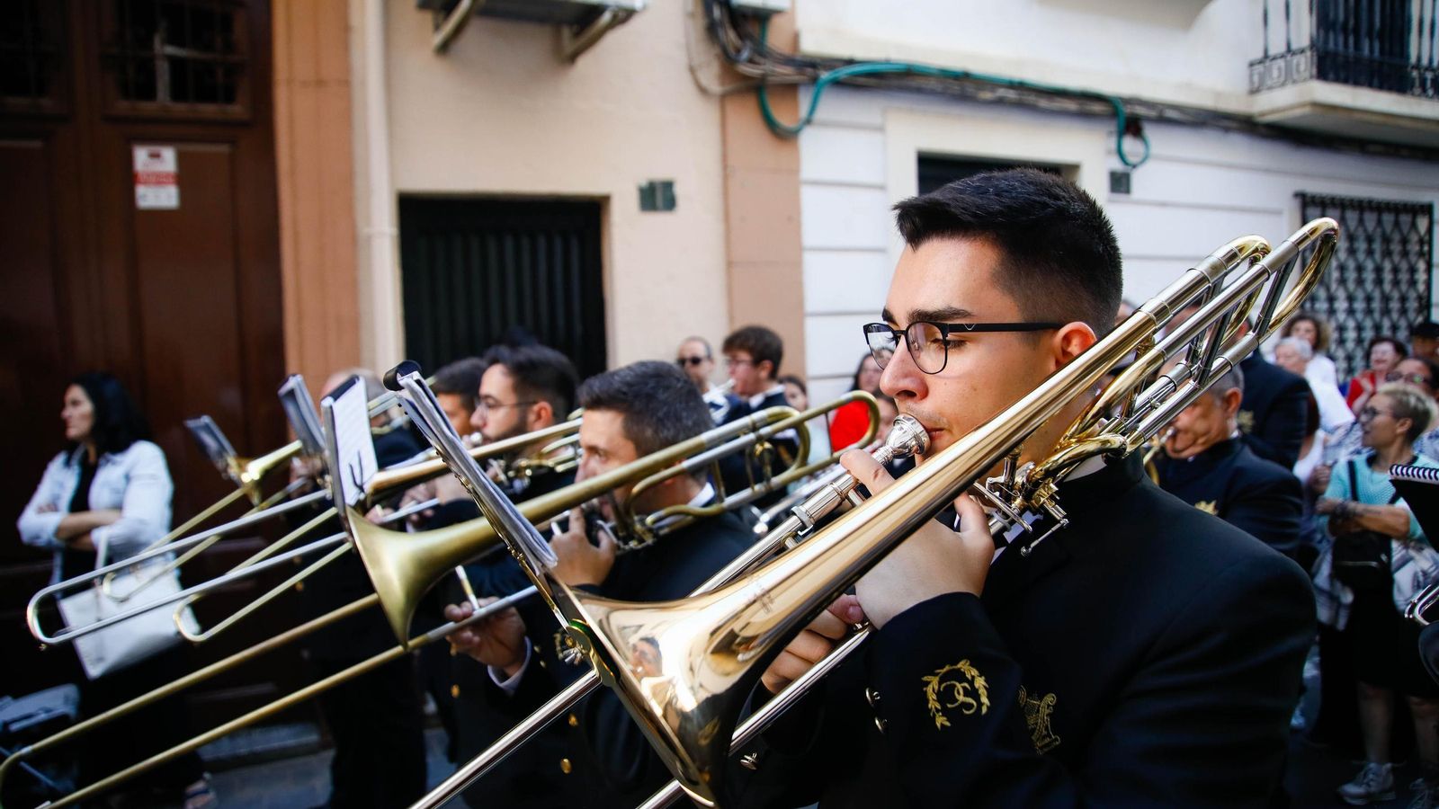 Vea la salida de la Hermandad de Los Ángeles de la Catedral de Almería