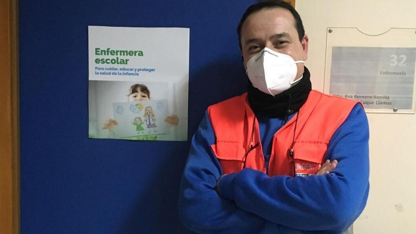Manuel Luque, junto a un cartel de enfermería escolar en el centro de salud de Montilla.