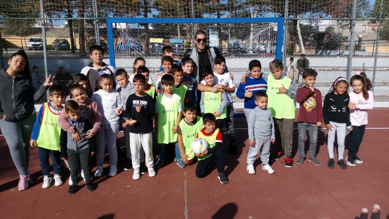 Hoy por la mañana el exfutbolista del Barcelona José Manuel Pinto ha visitado el barrio de Los Milagros. Allí ha ejercido como padrinos del nuevo club deportivo.