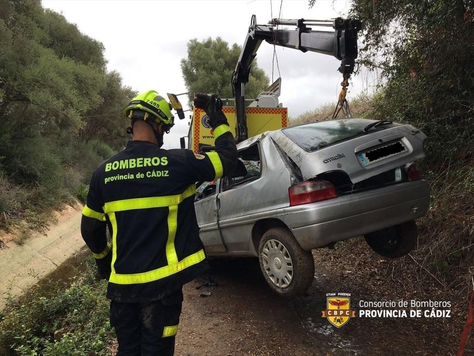 Efectivos del cuerpo de bomberos, sacando el vehículo del canal.