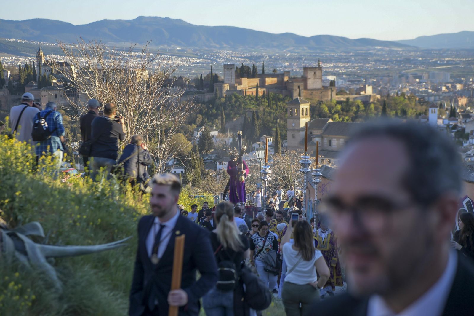 Galería: La Estrella sube en vía crucis al Cerro de San Miguel