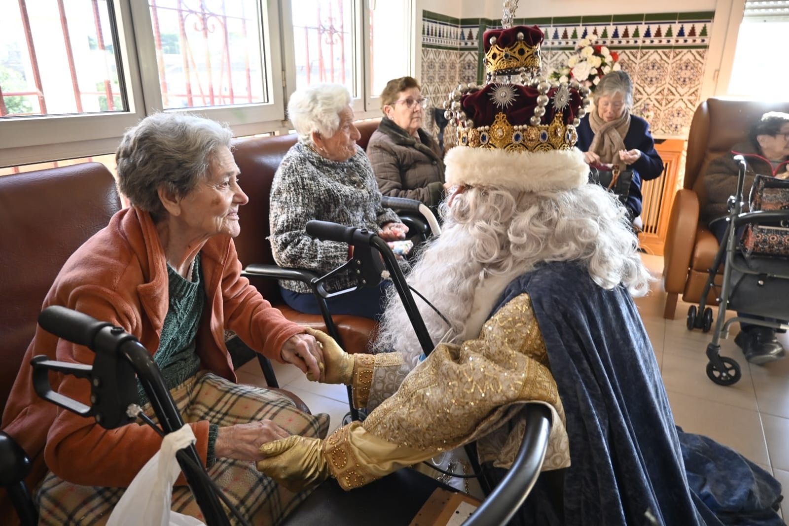 Las fotos más tiernas de la visita de los Reyes Magos a los ancianos de Huelva este 5 de enero