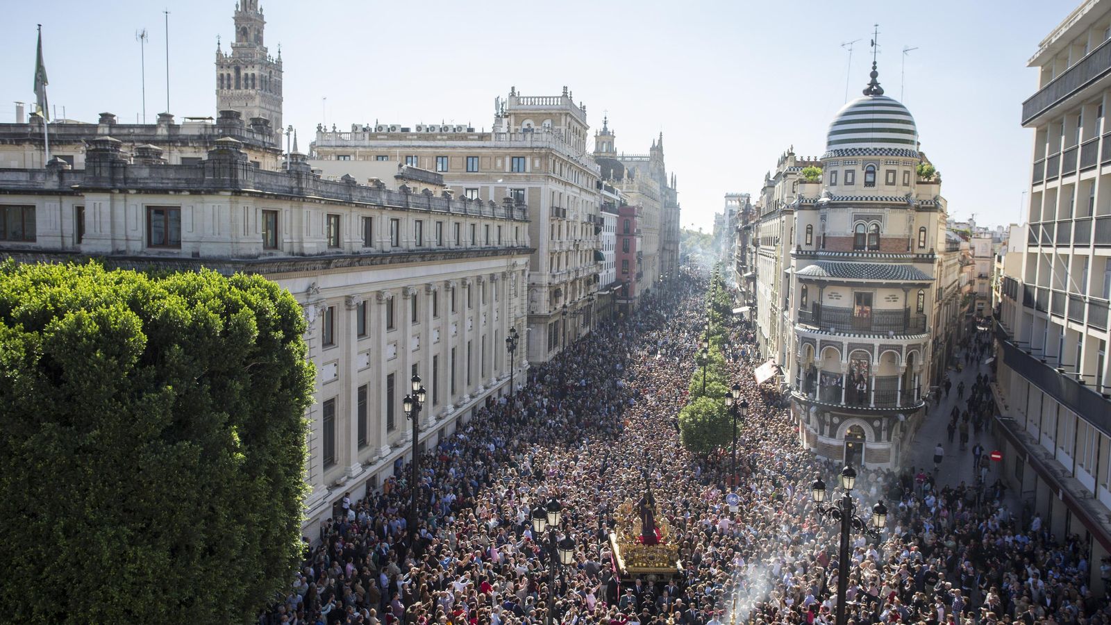 El Señor en la procesión de regreso tras la clausura del Año de la Misericordia.