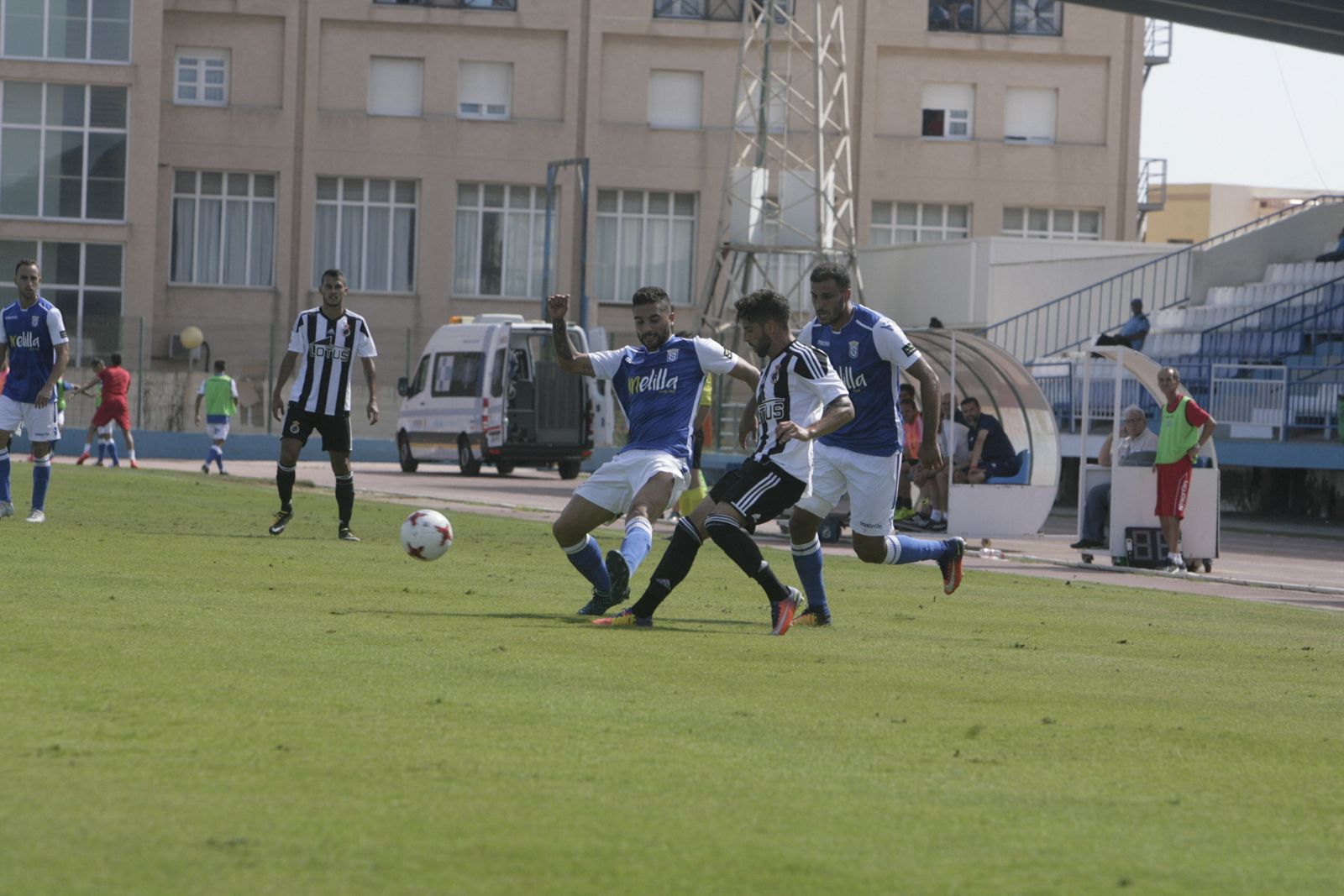 Lance del partido entre el Melilla y la Real Balompédica Linense de esta campaña en el Álvarez Claro.