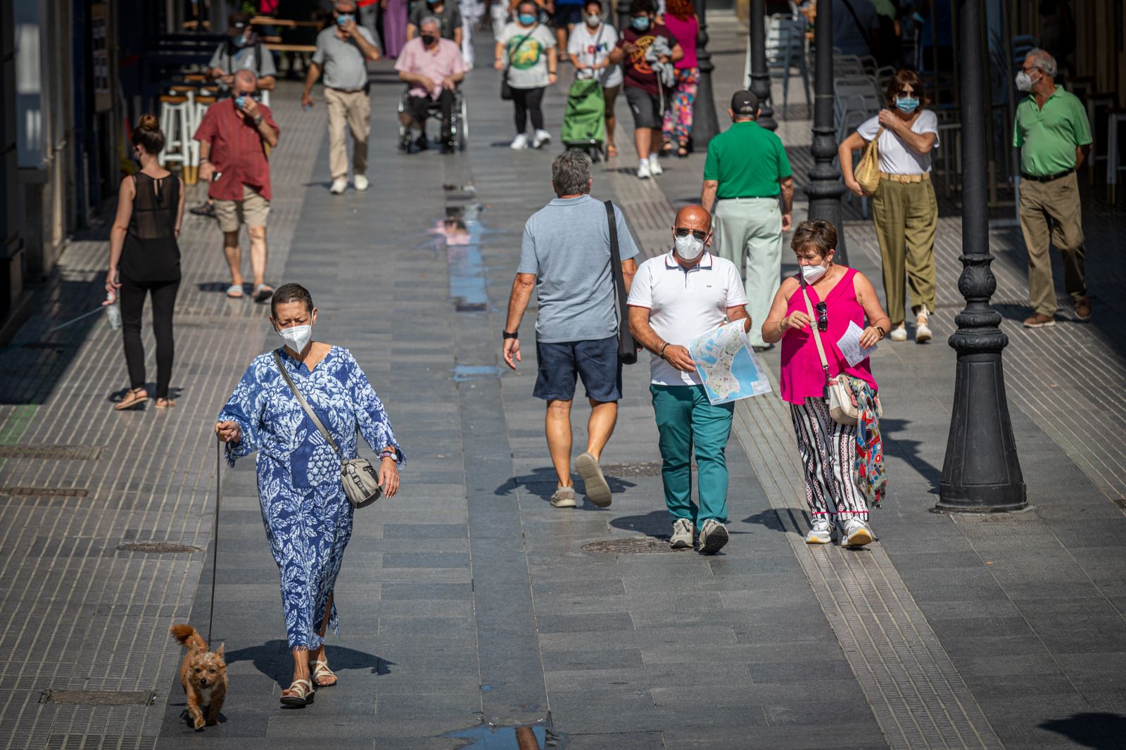 Vecinos y turistas por una de las calles principales de la ciudad de Cádiz.
