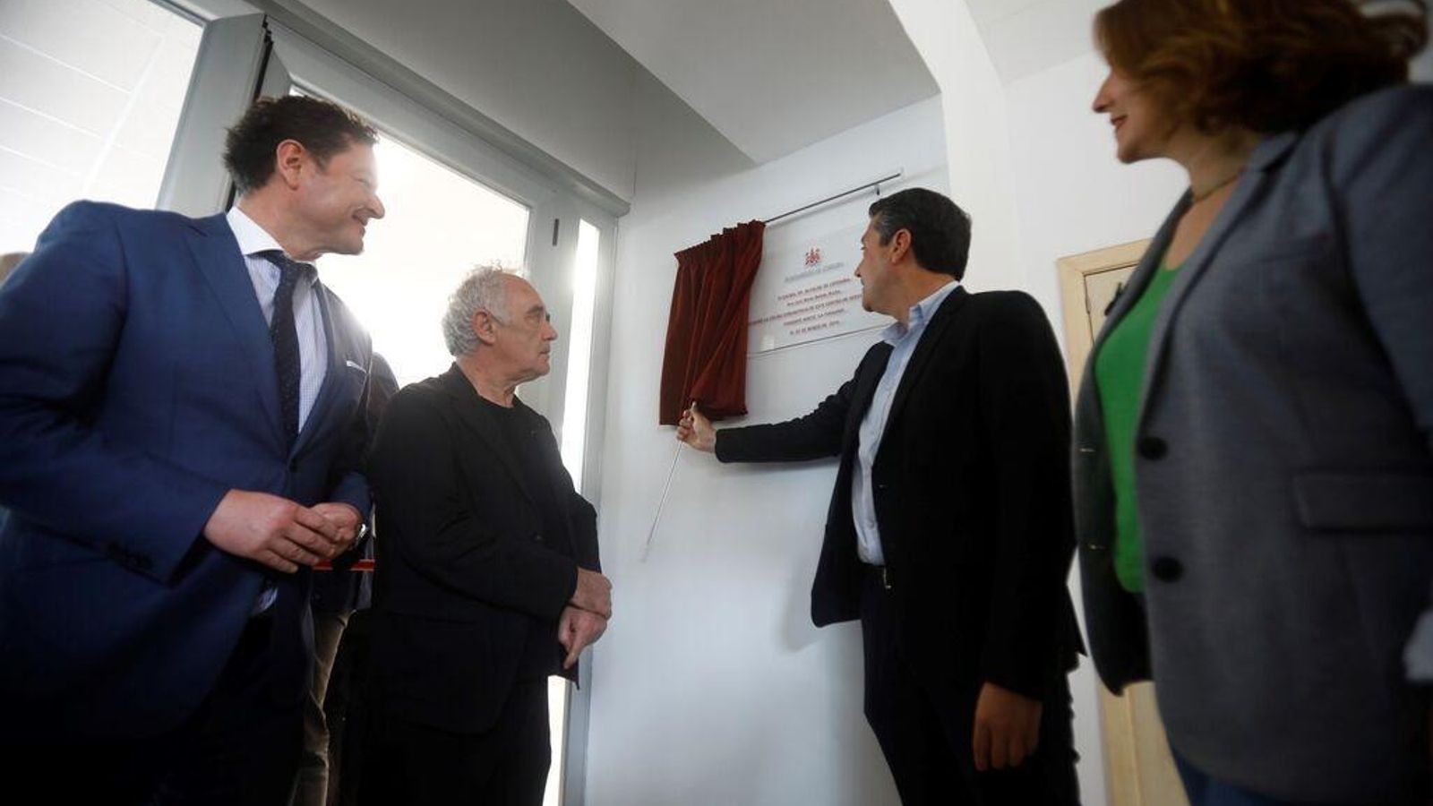 Descubrimiento de la placa de La Foggara con el alcalde, Eva Contador, Ferrán Adrià y el Gerardo Cuartero.