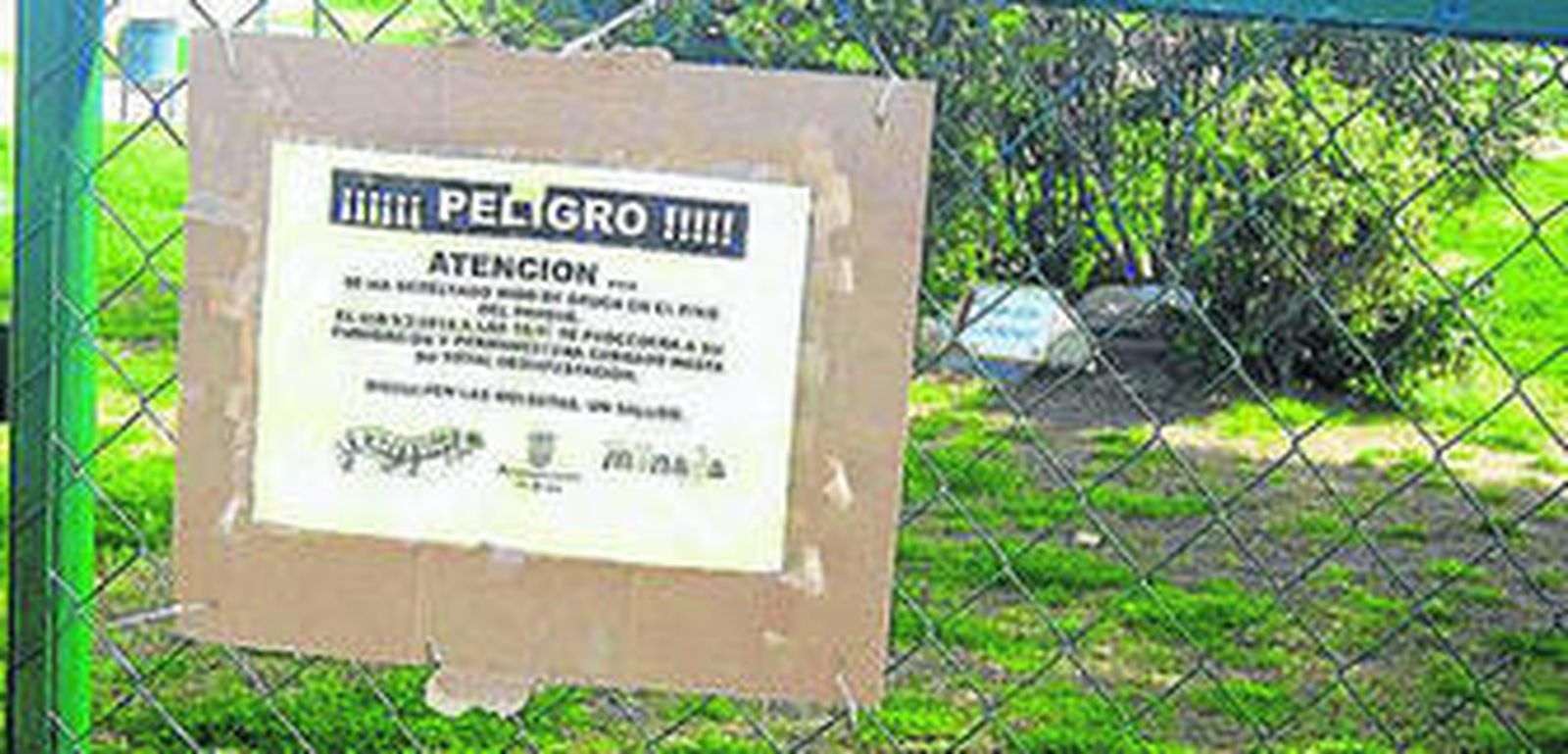 Cartel que avisaba de la plaga en el parque canino.