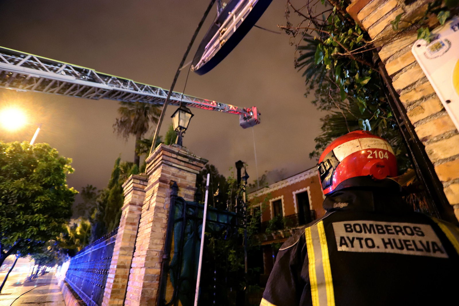 Imágenes del incendio del edificio de la Casona de Huelva en la Alameda