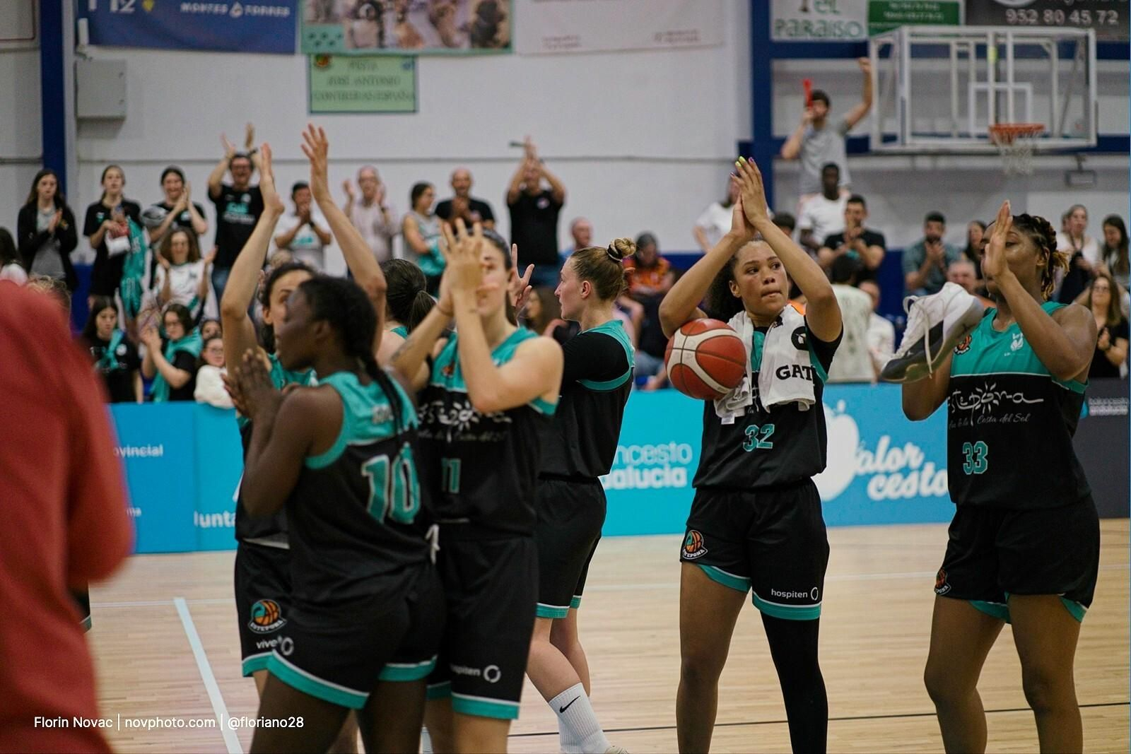 El CAB Estepona celebra tras el triunfo.