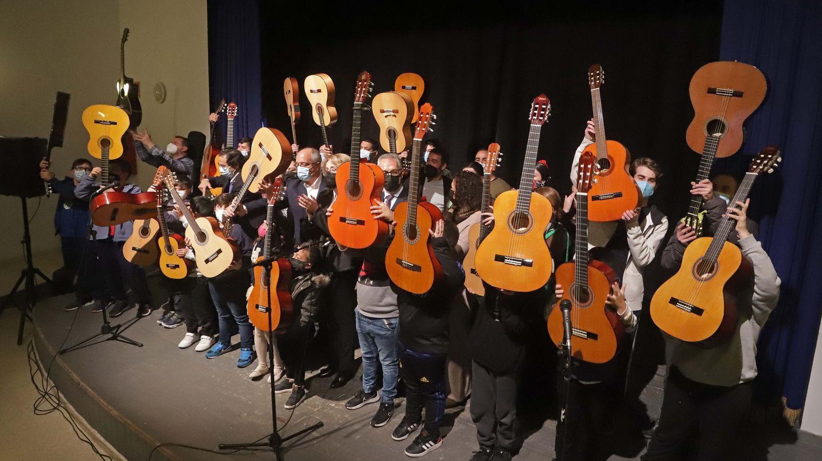 Fotos del acto 'Guitarras al cielo por Paco' en Algeciras