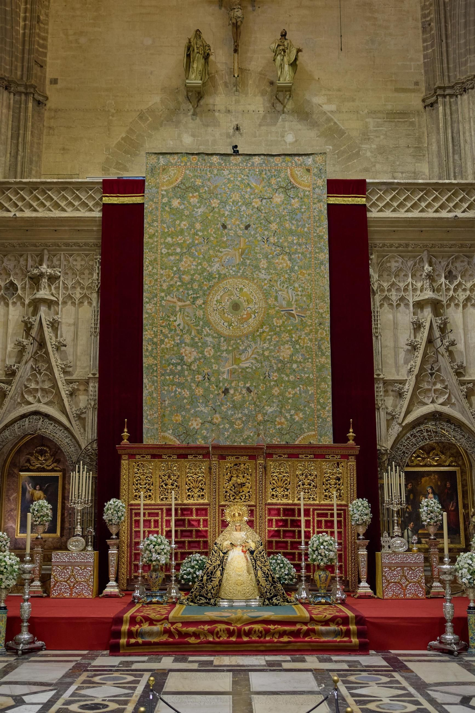 El altar de besamanos de la Esperanza