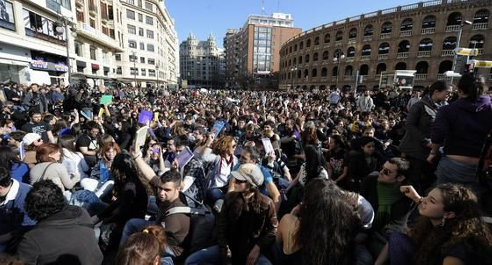 Miles de personas se manifiestan tras las duras cargas policiales.

Foto: efe/afp/reuters