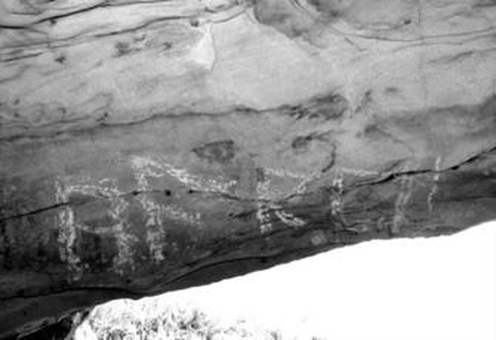 Los últimos destrozos realizados en la cueva de Los Alemanes, en el término municipal de Tarifa.