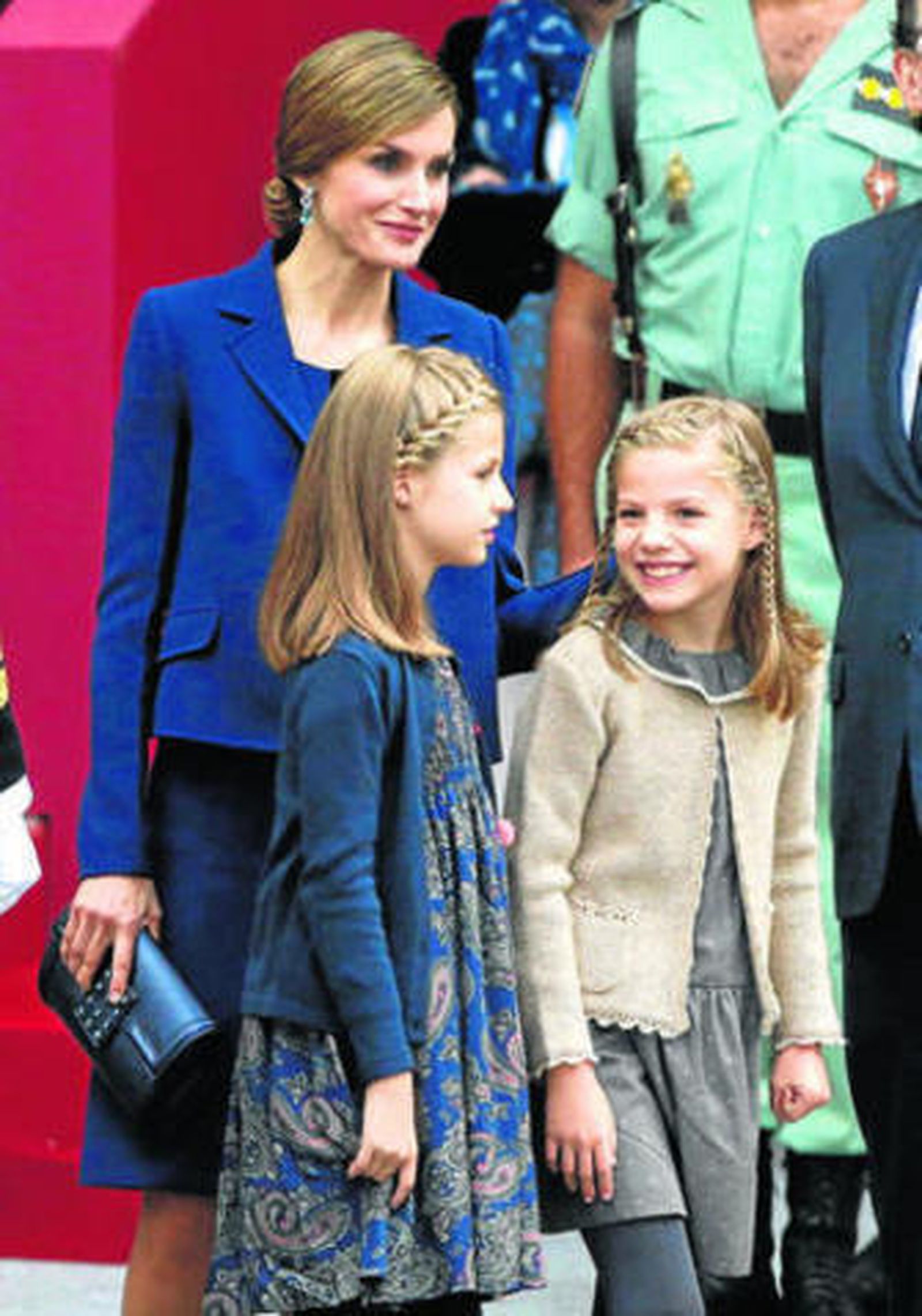 La Reina sostiene la cartera hecha en Ubrique, durante el Día de la Hispanidad.