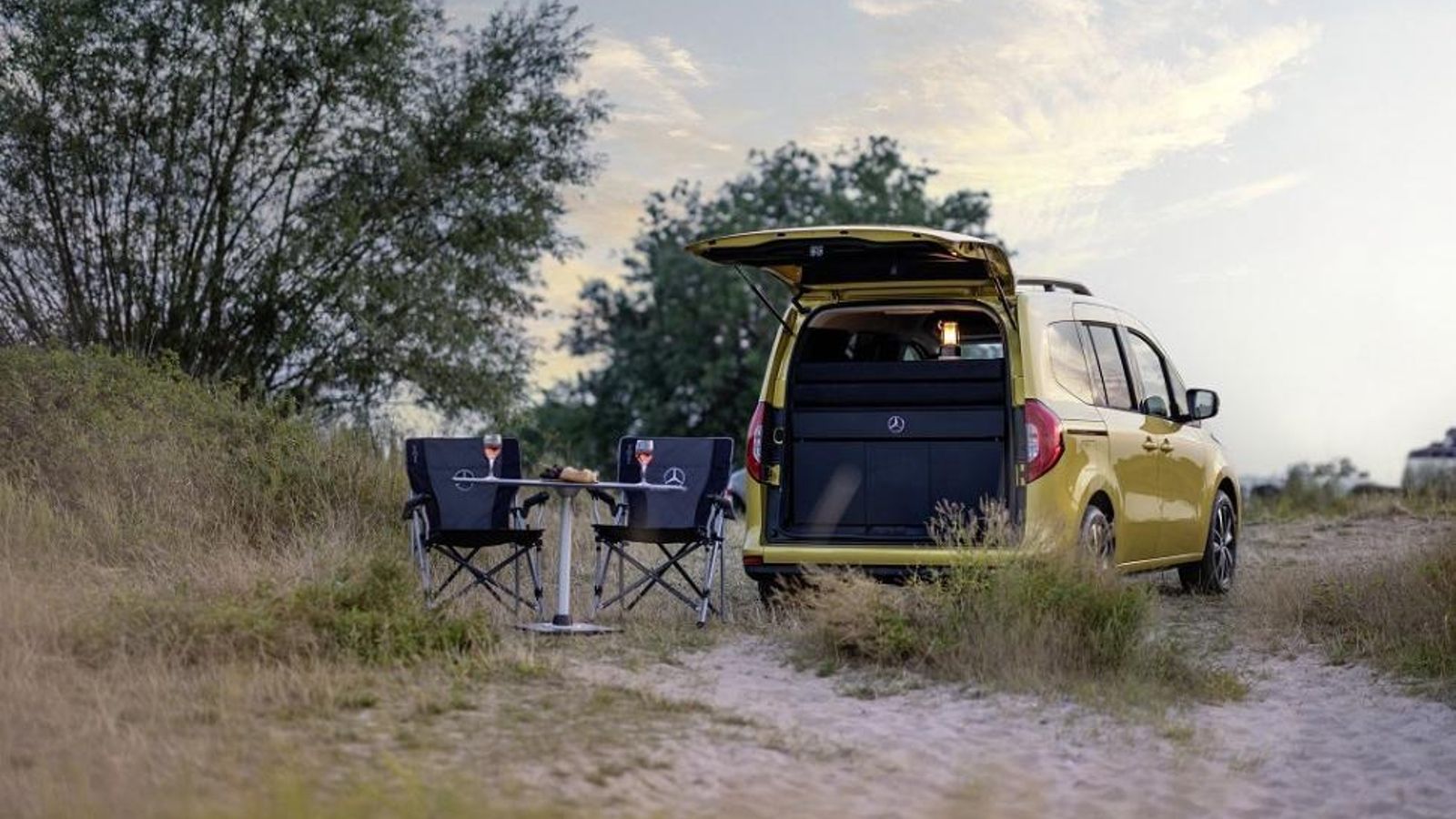 Las sillas y la mesa, que puede usarse también fuera del coche, son el complemento ideal para un día de camping.