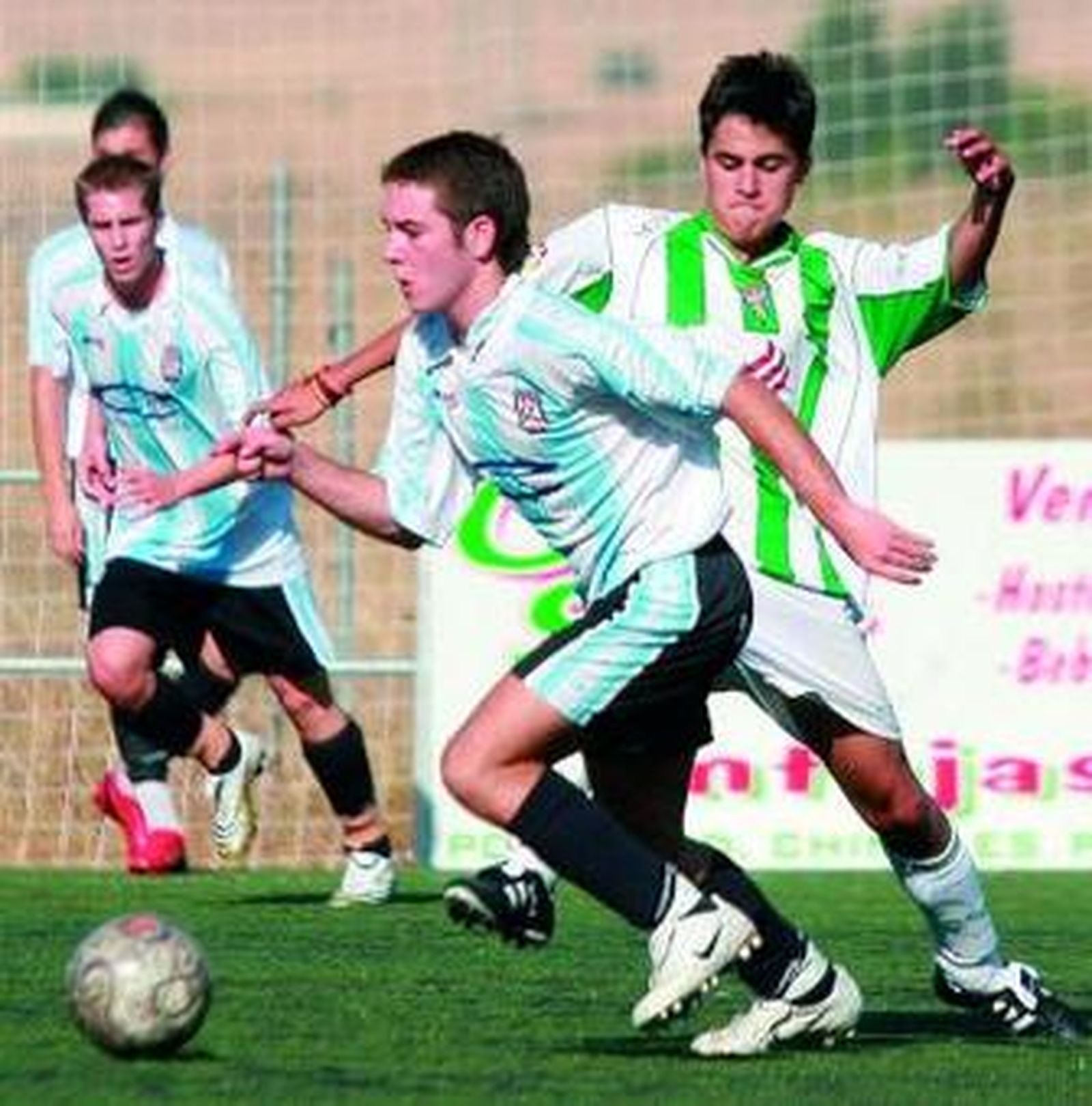 El blanquiverde Álex Flor presiona a David, del Don Bosco.