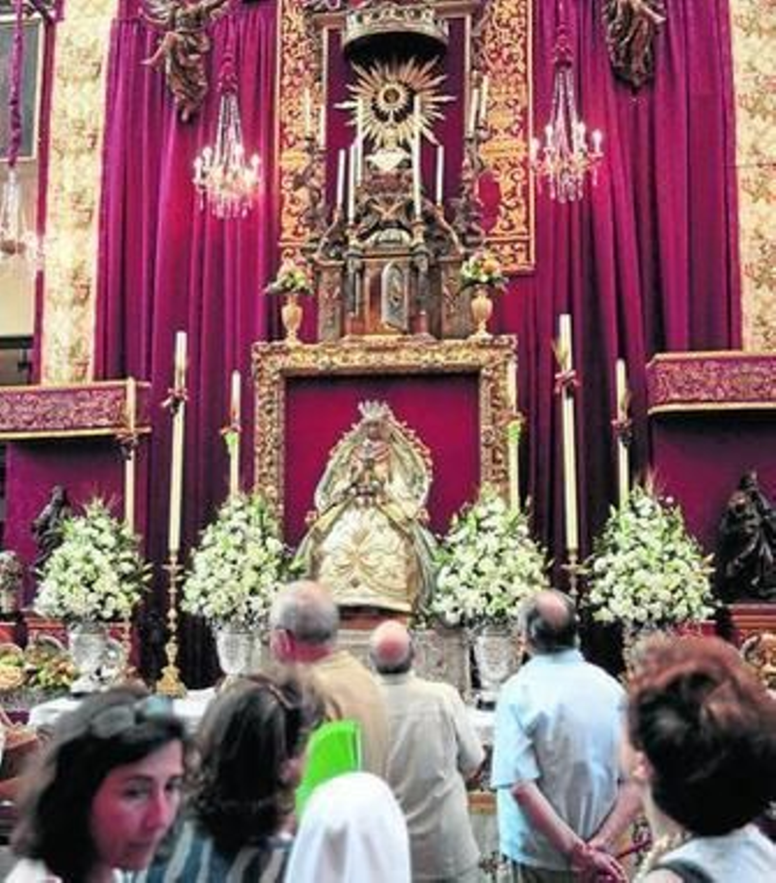 El Señor de la Cena y la Hiniesta Gloriosa presiden sus altares