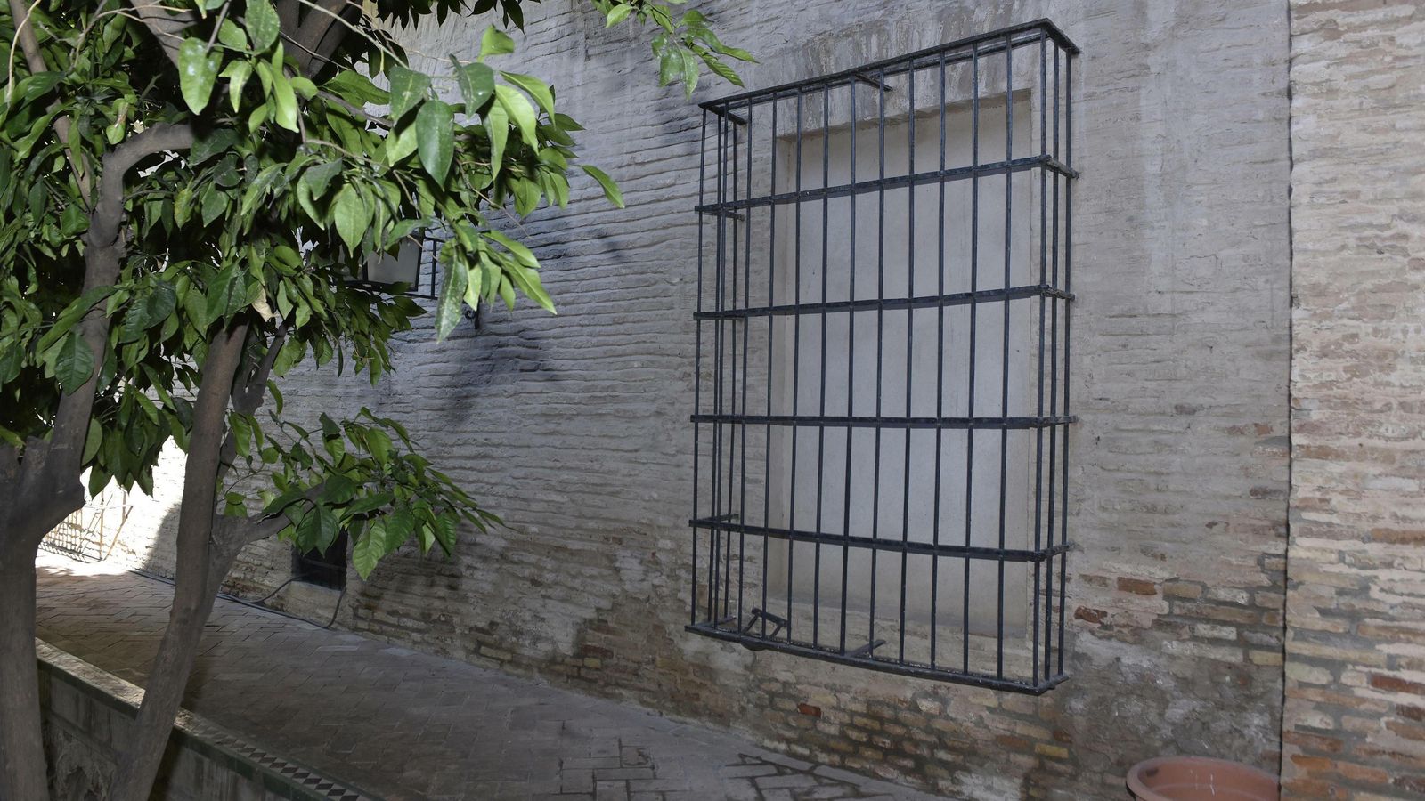 Ventanas cegadas hacia el Alcázar.
