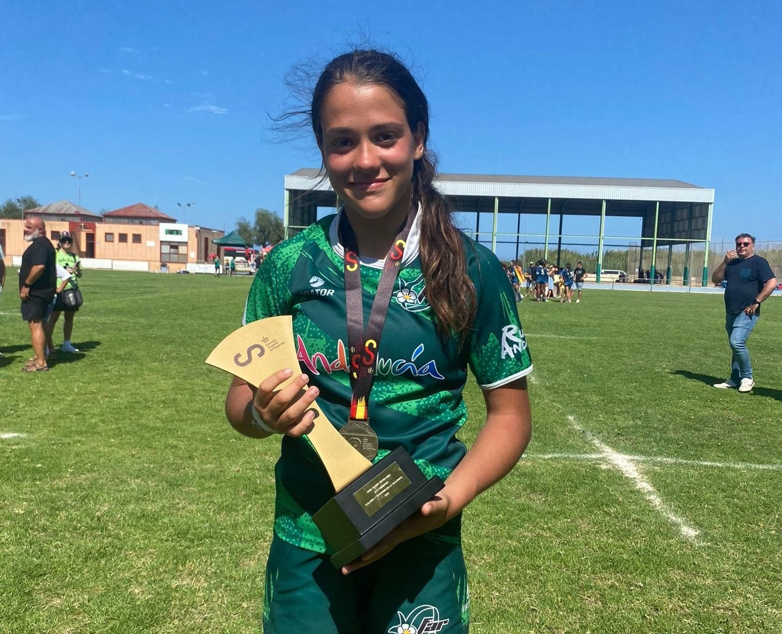 Laura Jimenez posa con el título de campeón en el CESA M16.