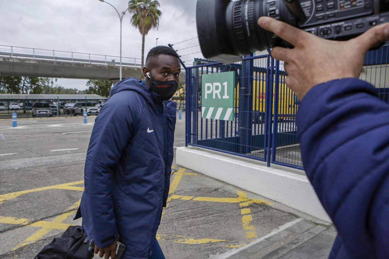 Gnagnon se dirige al avión que condujo al Sevilla a Huesca la temporada pasada.