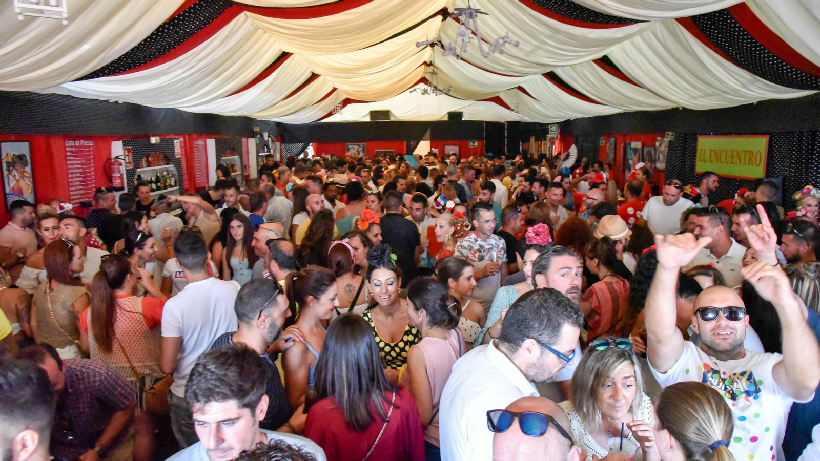 Ambiente en las caseta en el Domingo Rociero