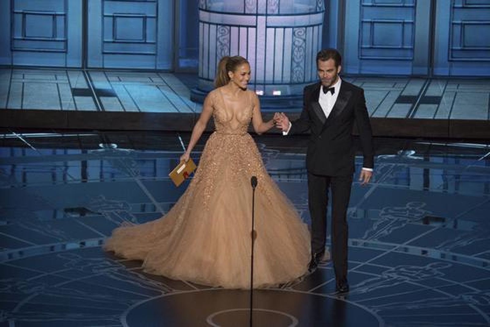 Jennifer López y Chris Pine durante la gala.  Foto: EFE