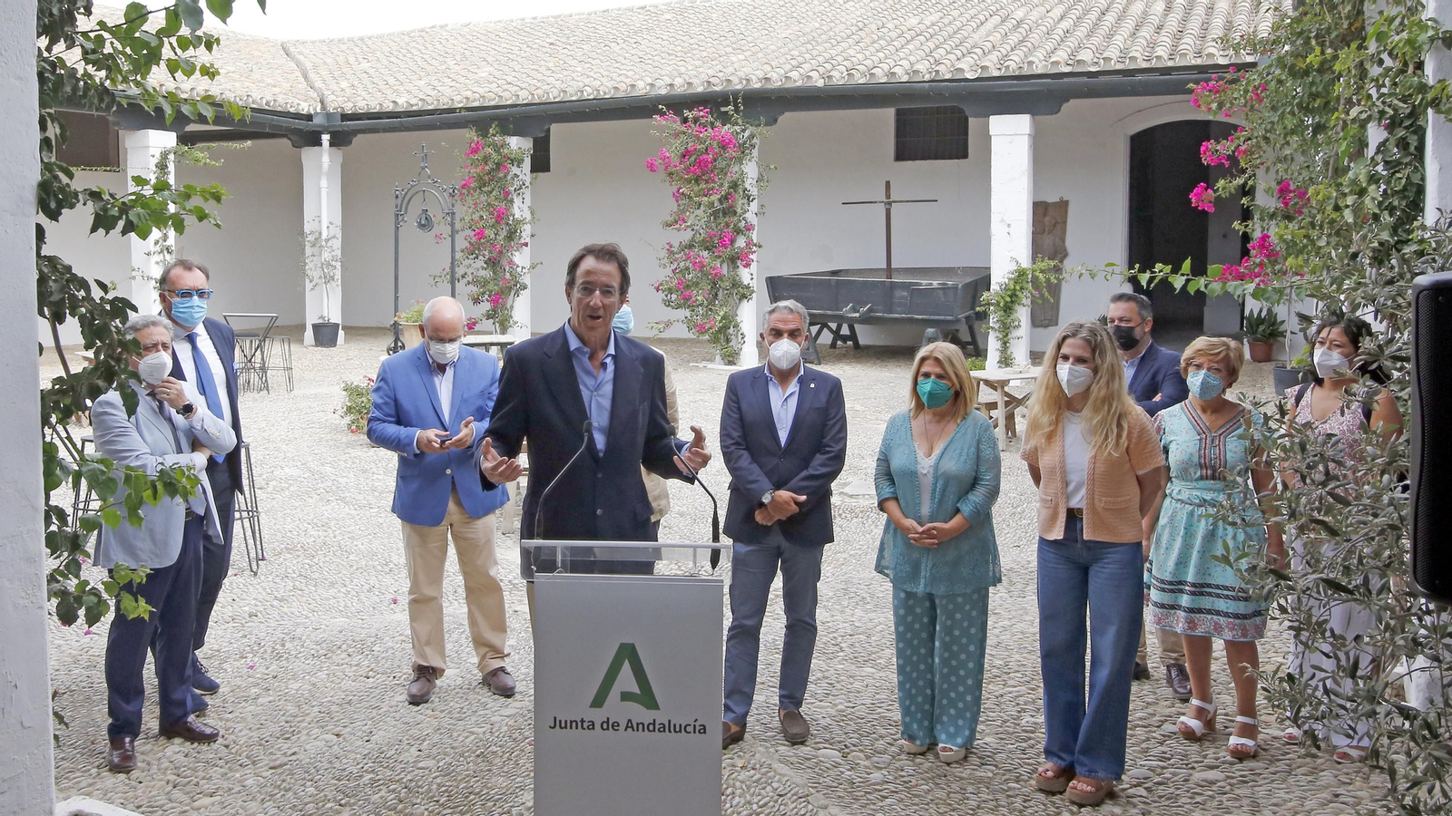 Elías Bendodo visita la viña de Pedro Ximenez de González Byass