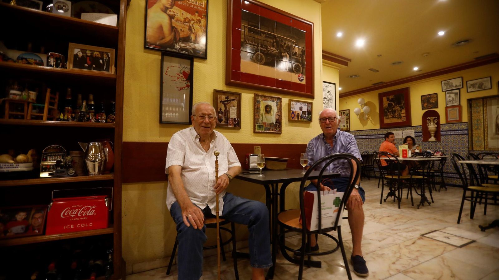 Dos parroquianos en la taberna El Abuelo.