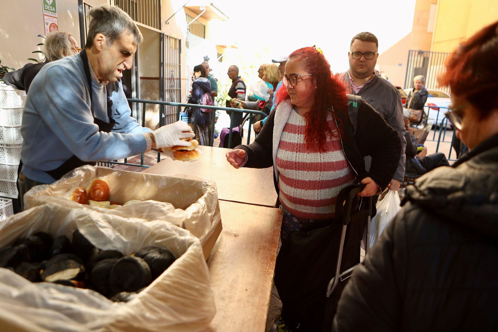 Las manos de la solidaridad en Málaga, en fotos