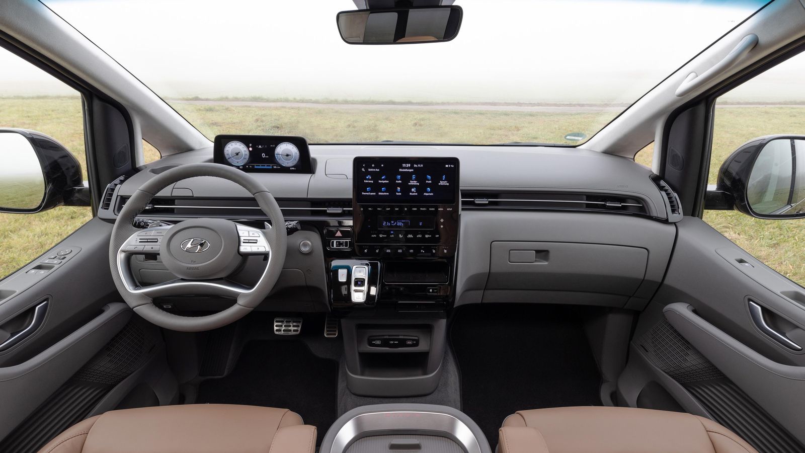 Llama la atención lo lejos que queda la instrumentación que cuenta con una pantalla del mismo tamaño que la central. El diseño acentúa la sensación de amplitud y ayuda también la baja cintura que permite un gran espacio acristalado.