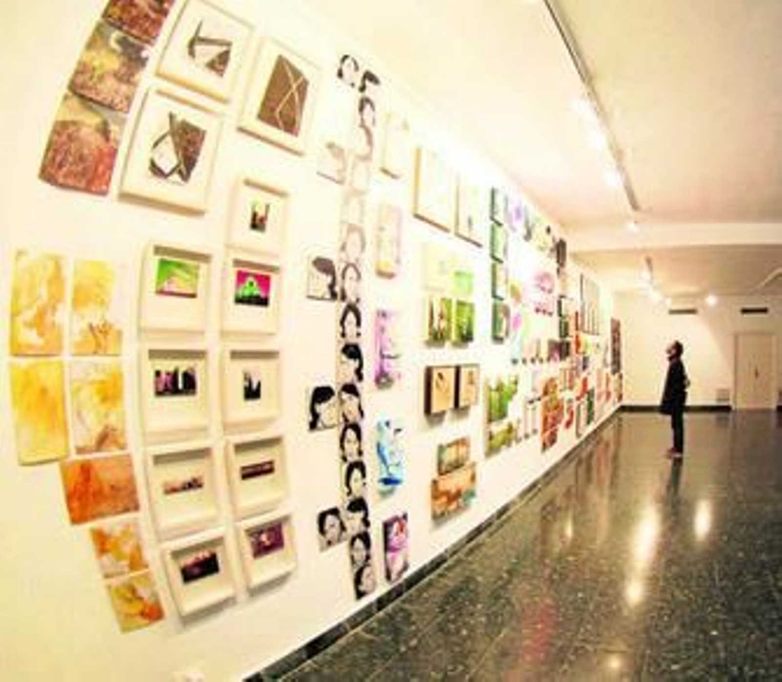 Todas las obras están montadas en mosaico en una de las paredes de la galería Manuel Alés.