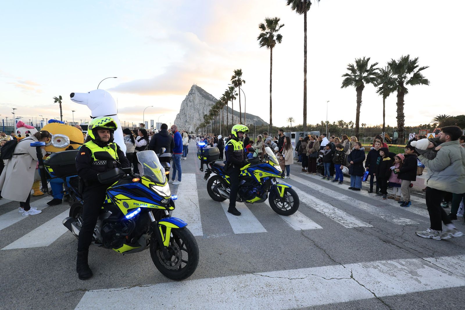 Búscate en las fotos de la cabalgata de Reyes Magos 2026 en La Línea