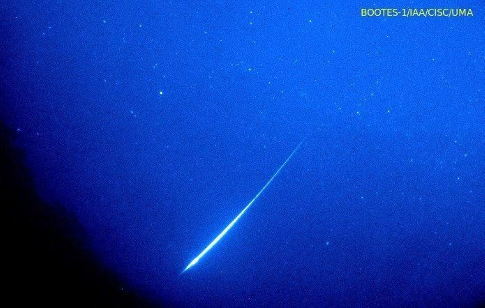 Una bola de fuego sobrevuela el cielo en una imagen de archivo.