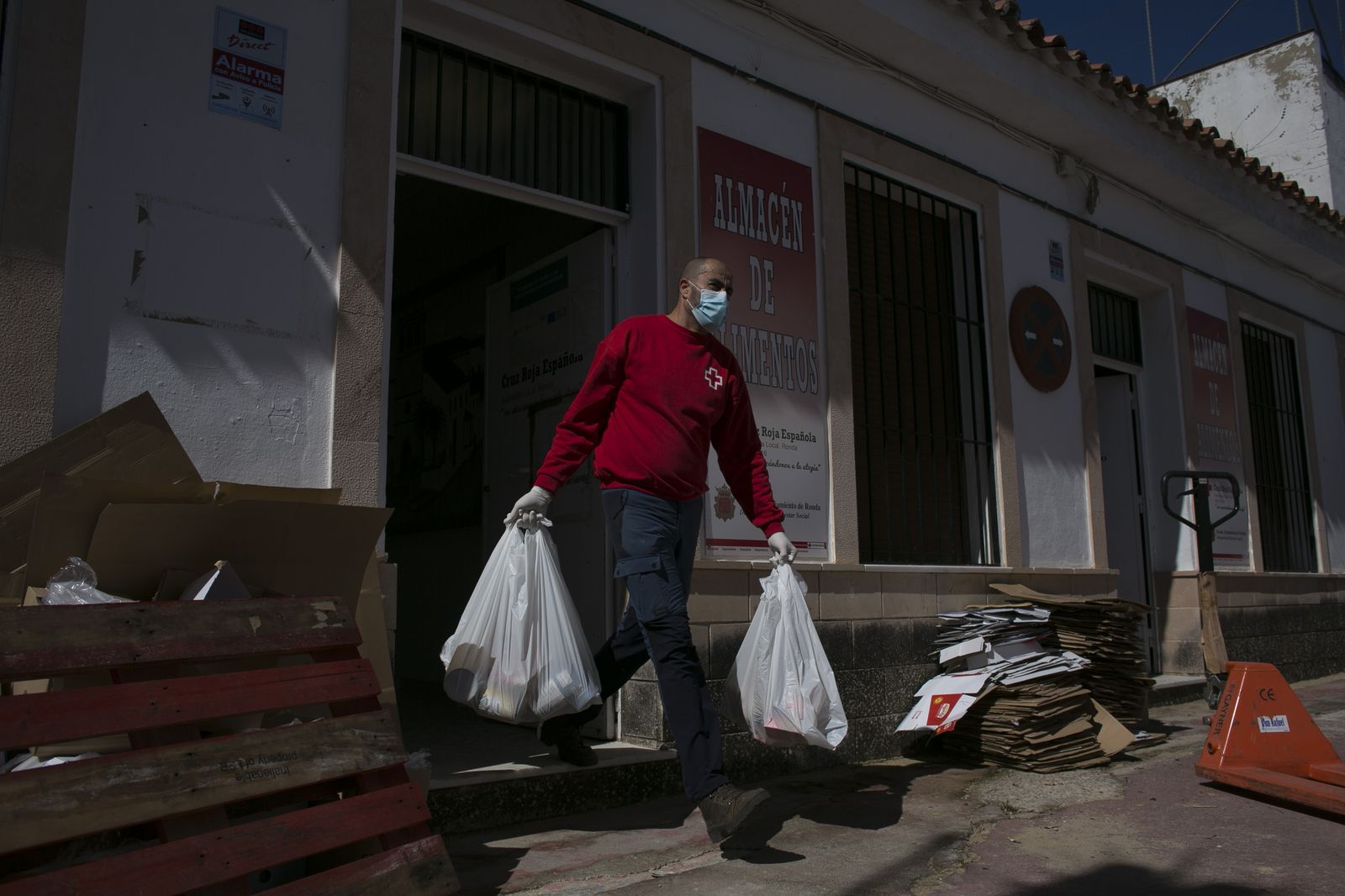 Voluntario de Cruz Roja prepara el reparto de alimentos.