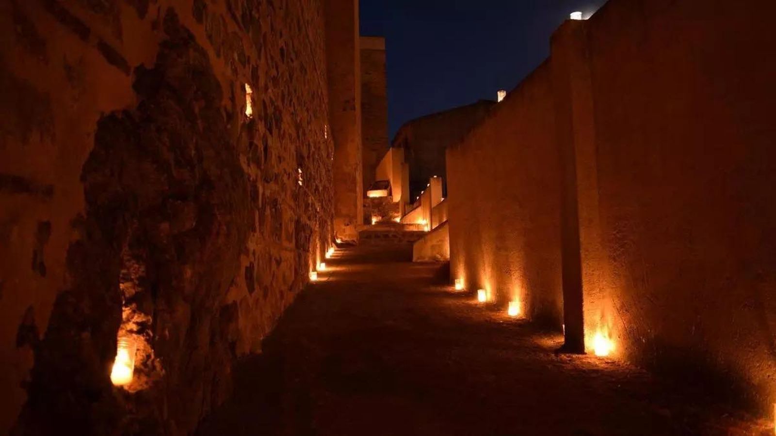 Una de las calles del castillo de Aroche iluminada con velas. Una de las calles del castillo de Aroche iluminada con velas.