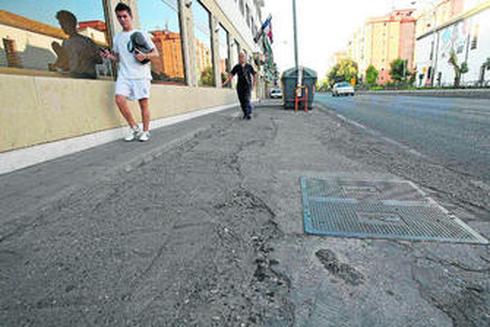 Aspecto que presentaba ayer el acerado de la avenida Campo Madre de Dios.