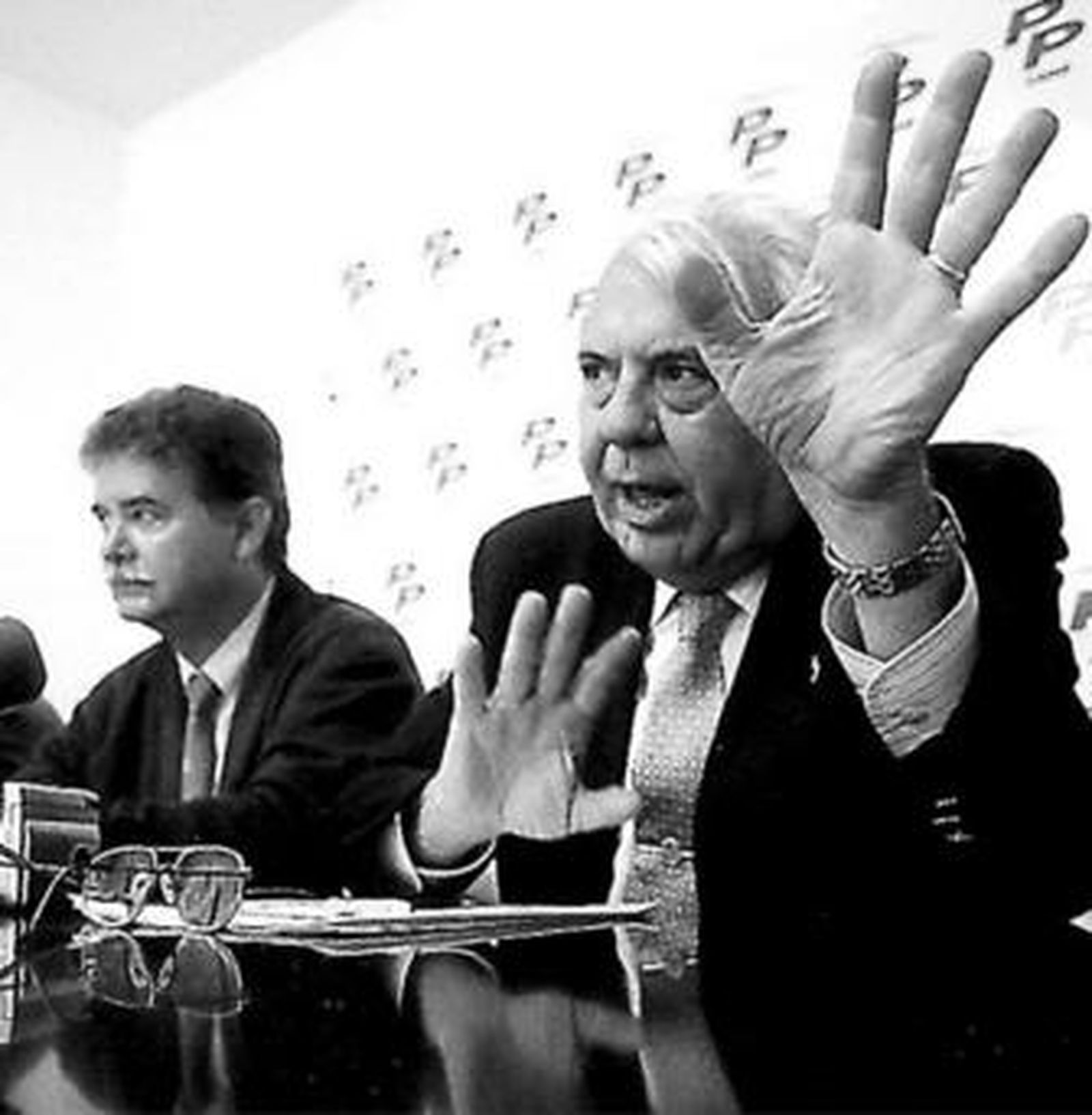 Jesús Mancha (a la derecha, junto a Aurelio Sánchez) venía ocupando un cargo público desde 1990.