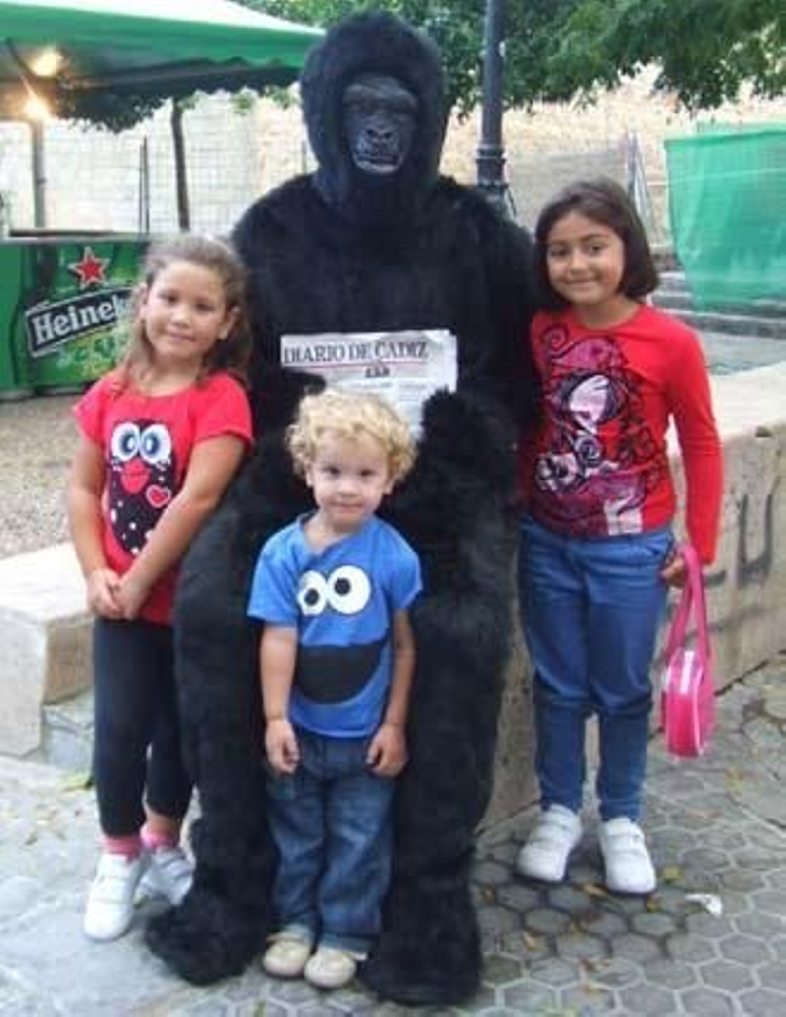 Iba para hombre, pero se quedó en mono. Eso sí, un mono muy leído, que va con su Diario a todas partes. Si te encontraste con nuestro particular monkey el sábado, búscate en esta galería. 

Foto: Senda