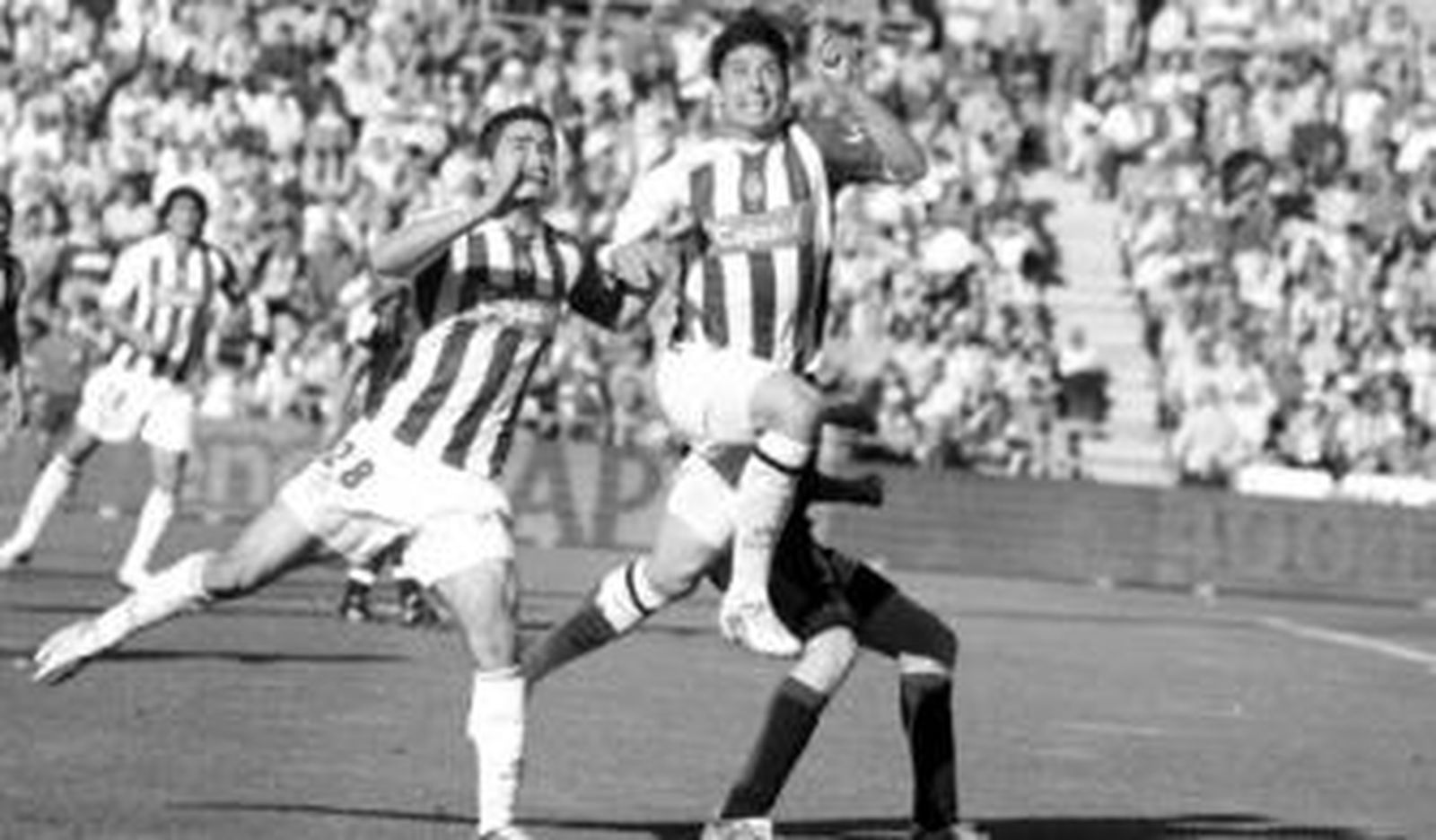 Oliveira (28) va a saltar a por un balón junto a su paisano Jesús Vázquez.