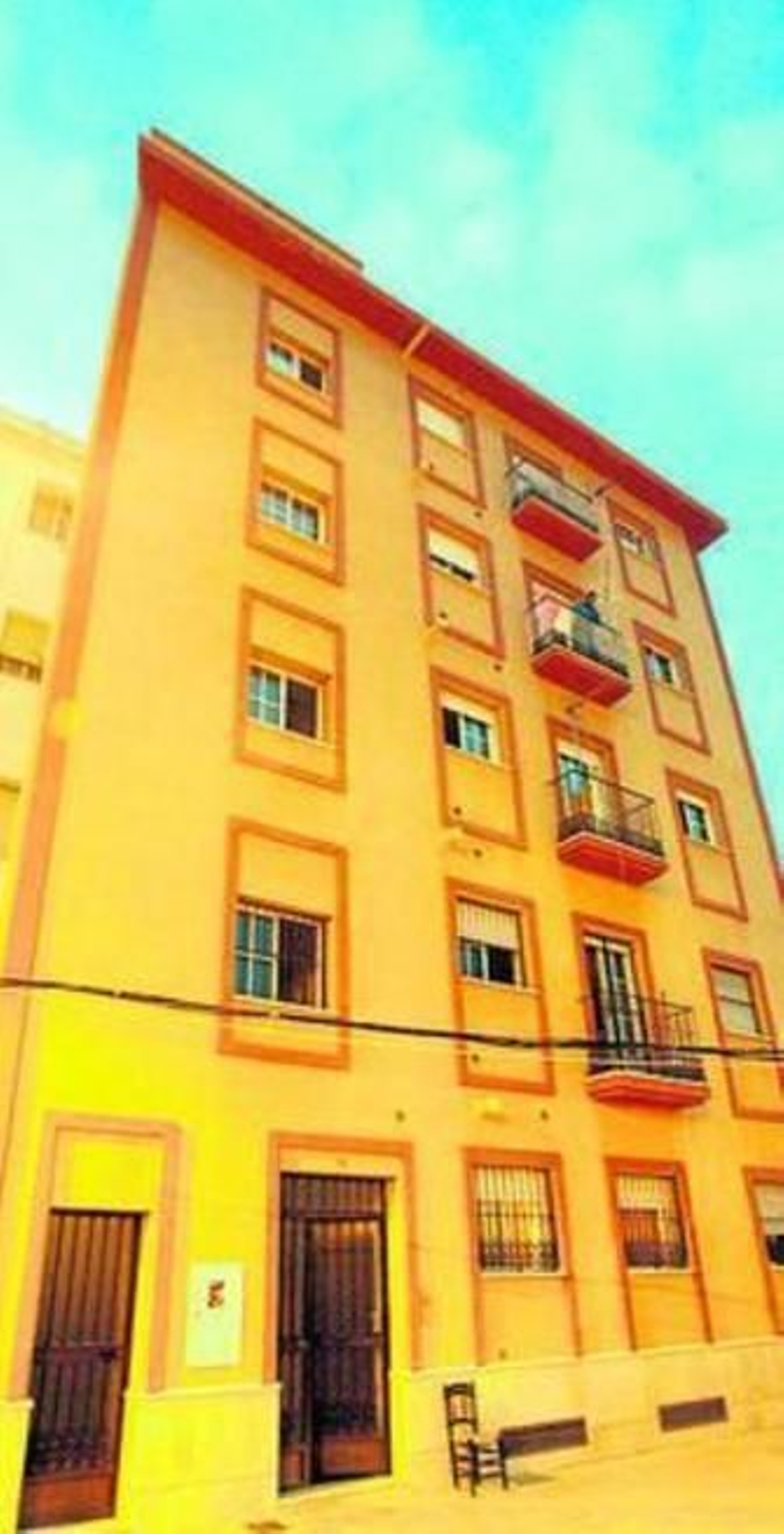 Edificio desalojado ayer. Edificio desalojado ayer.
