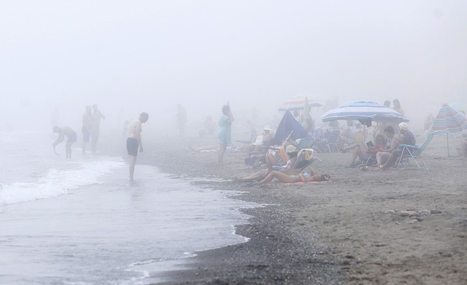 El taró sume a Málaga bajo una densa niebla
