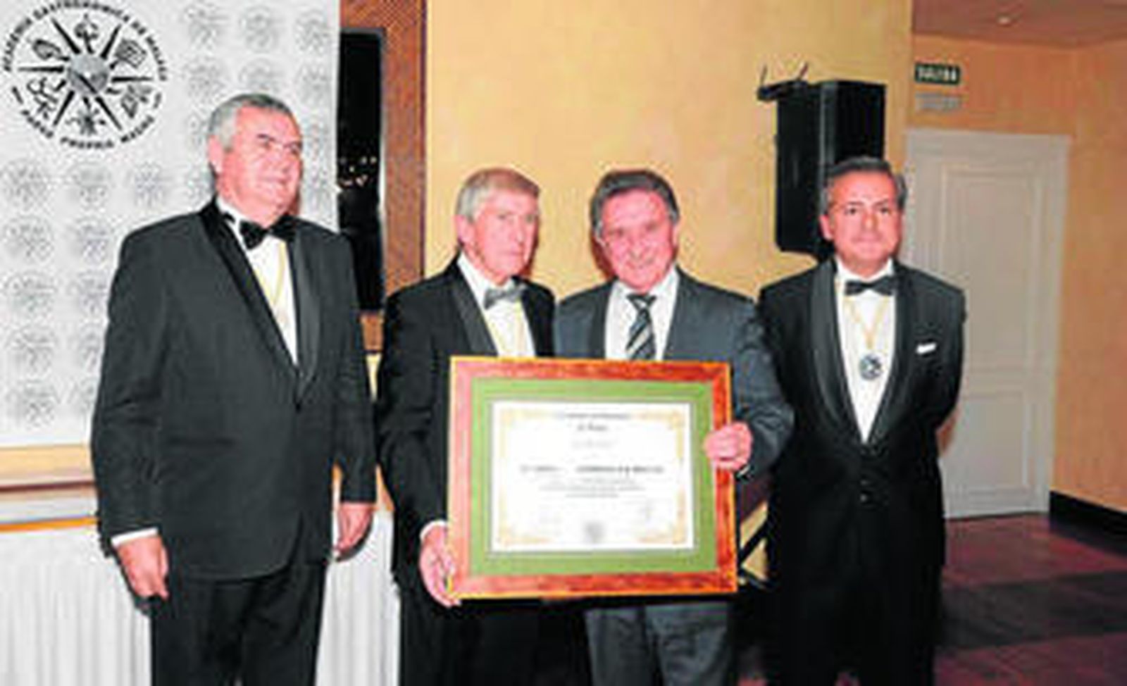 Santiago Domínguez de Miguel recibe el premio de manos de Enrique Cibantos, presidente de la Academia.