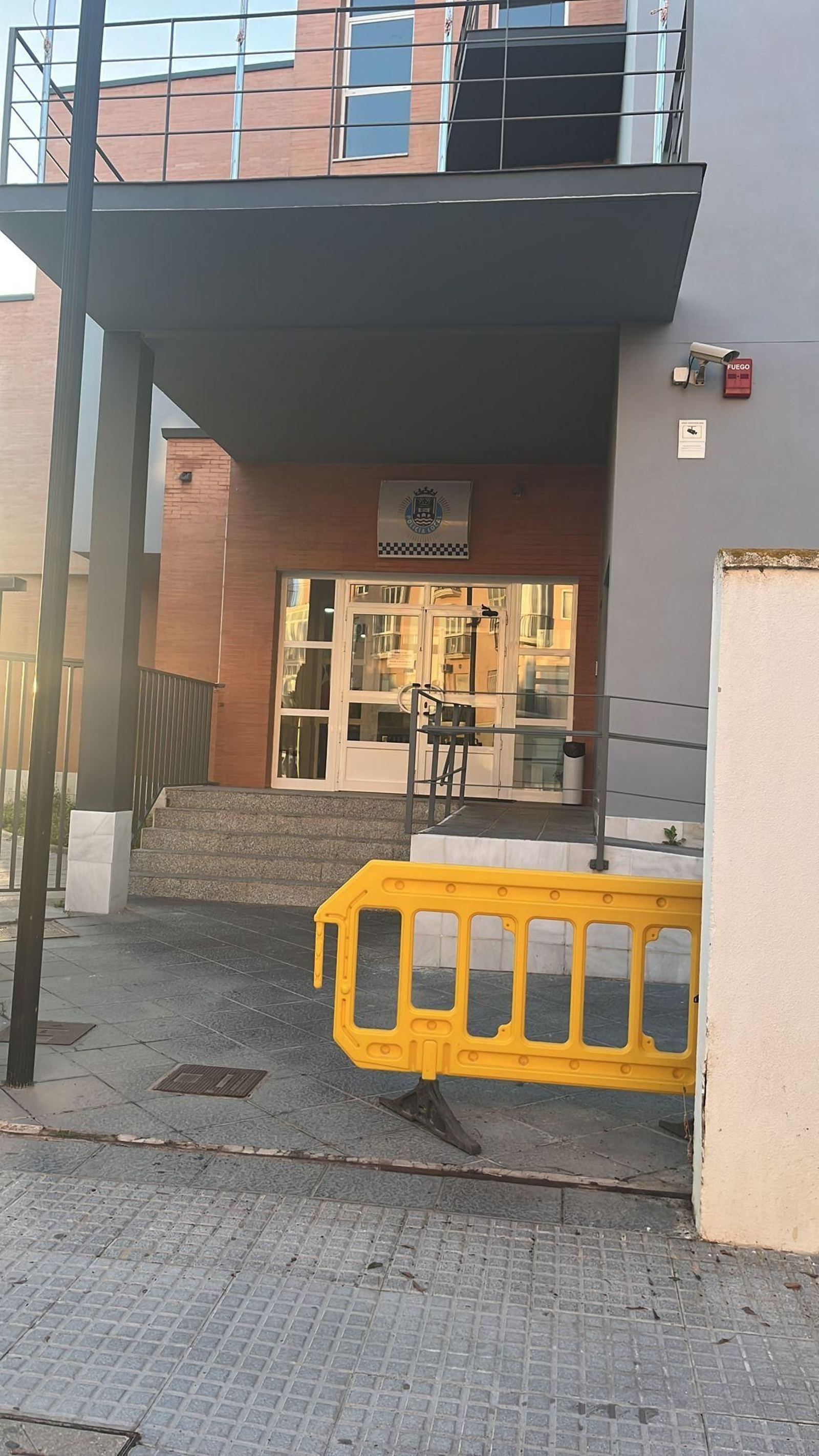 Acceso a la Jefatura de la Policía Local de San Fernando, en una imagen difundida por CSIF. Acceso a la Jefatura de la Policía Local de San Fernando, en una imagen difundida por CSIF.