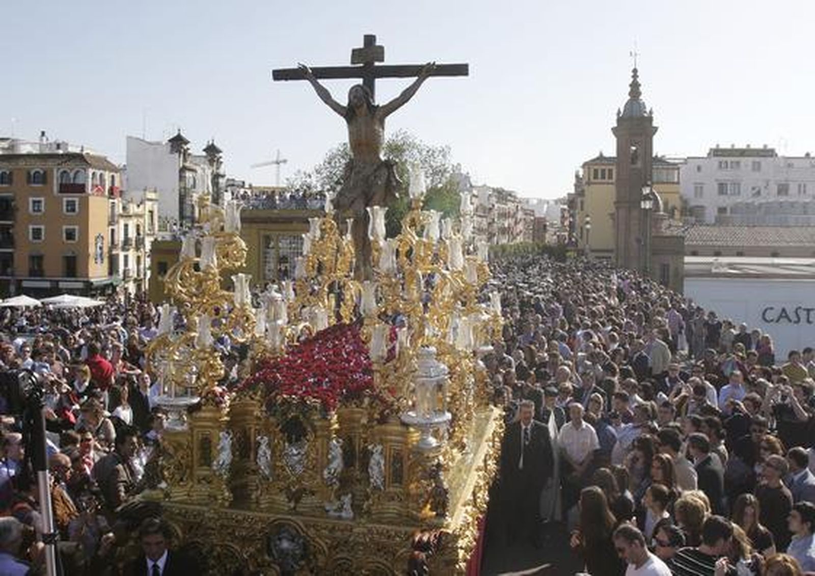 El Cachorro llena de belleza el Puente de Triana

Foto: Jose Angel Garcia