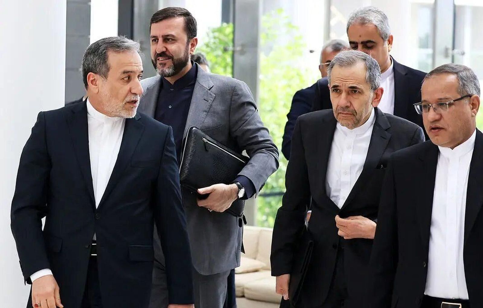 El ministro de Asuntos Exteriores iraní, Abas Araqchi, con el resto de la delegación iraní este martes en Ginebra.