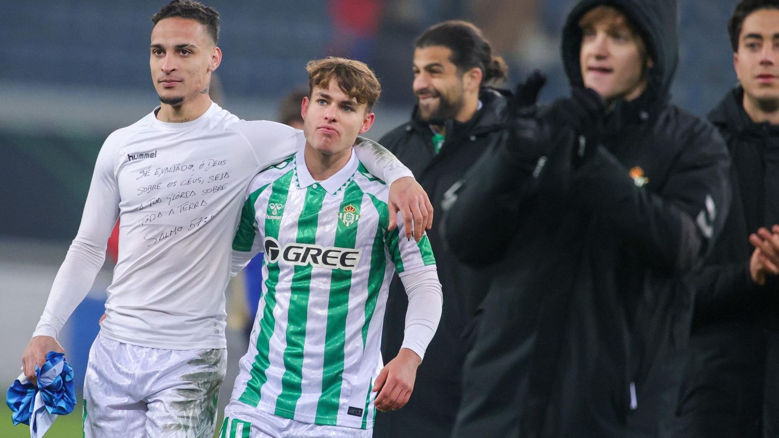 El brasileño Antony se abraza a Ángel Ortiz al acabar el partido en Gante.